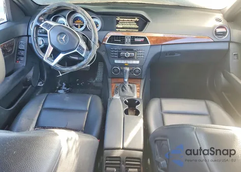 2013 Mercedes-Benz C 300 4Matic z USA, uszkodzony, nr VIN WDDGF8AB2DR247457